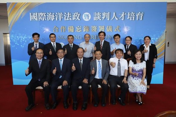 海洋委員會及海洋大學合作簽署儀式合影