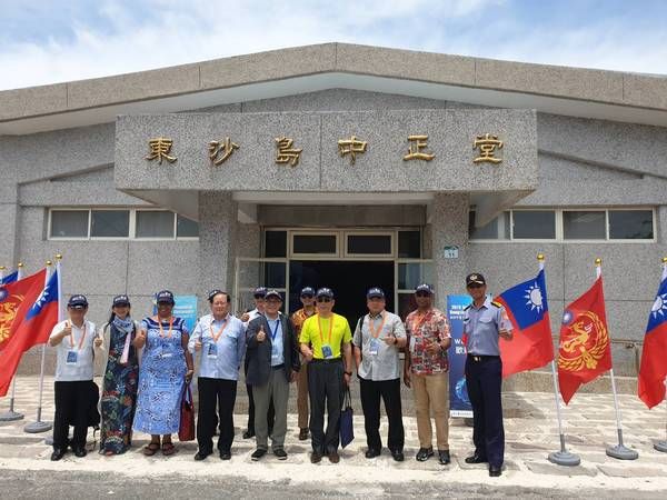 合照於東沙島中正堂門口前