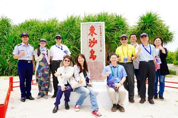 合照於東沙島立牌前