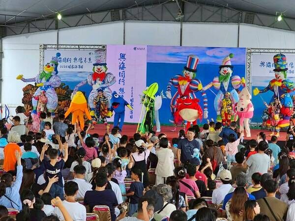 禮物盒劇團海洋遊行表演，滿場大小朋友互動熱絡