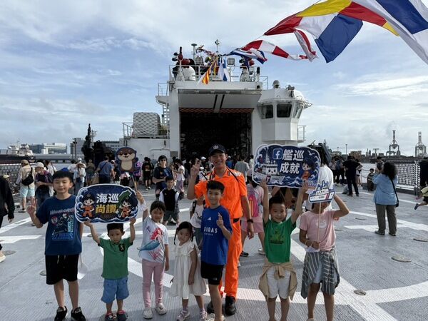 小朋友與海巡同仁於雲林艦飛行甲板合影
