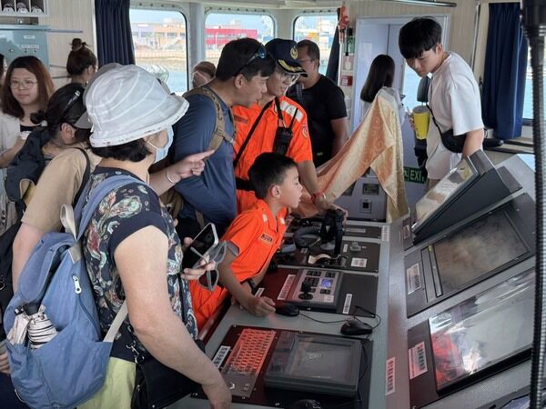 民眾參觀臺北艦駕駛台