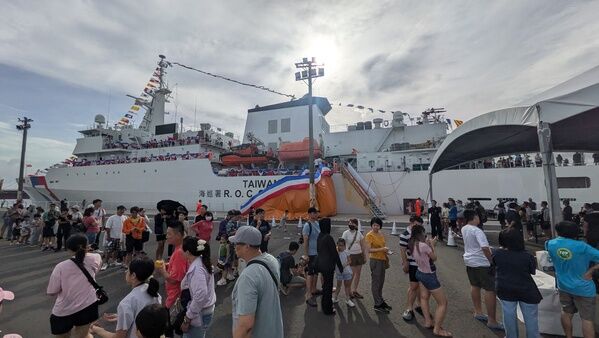 高雄港16號碼頭民眾熱情響應海巡4,000噸級「雲林艦」登艦參觀