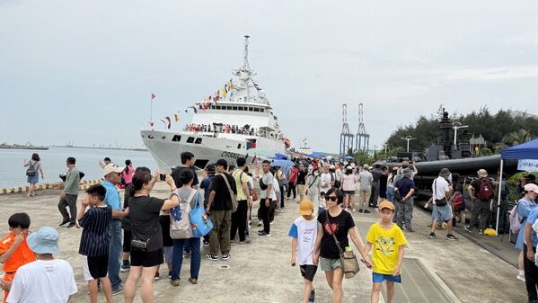 臺北港民眾排隊支持海巡4,000噸級「新竹艦」登艦參觀活動