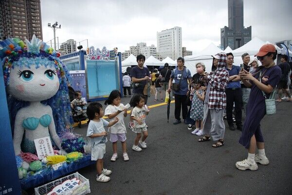 市集民眾與慈濟海廢美人魚開心合照