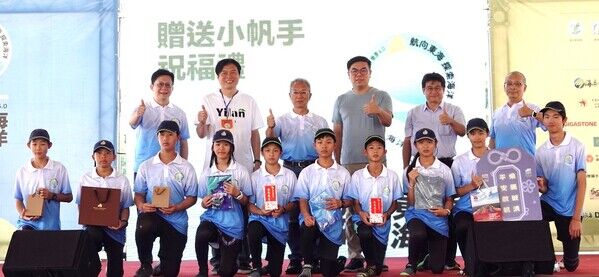 海委會吳欣修副主委(二排右2)致贈禮品給小帆手合影(宜蘭縣政府提供)