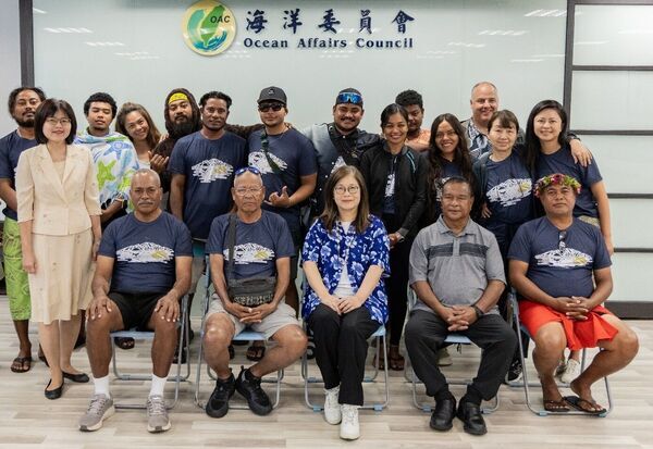 「無私分享號」（Alingano Maisu）船員於今日拜會海洋委員會管碧玲主委，包括船長Sesario Sewralur（前排左2）及國立中山大學謝百淇教授（後排右1）
