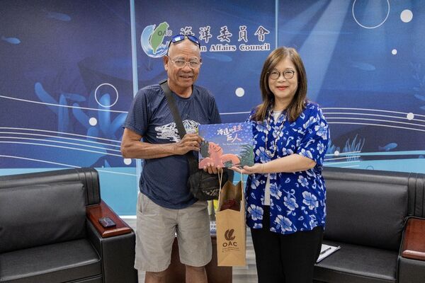 管主委致贈船員海保署出版繪本《海邊的星星巨人》，表示繪本的情感及價值與無私分享號精神相互呼應
