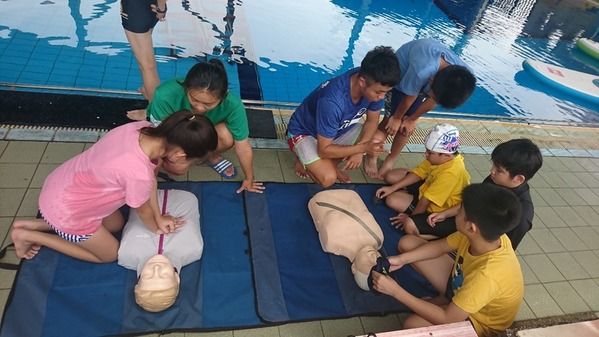 學生實地操練CPR