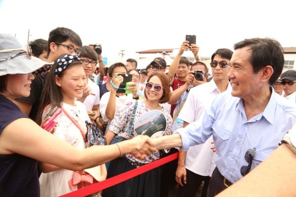總統與民眾握手致意