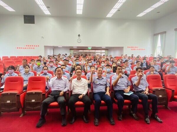 周署長、講師等長官與同仁合影