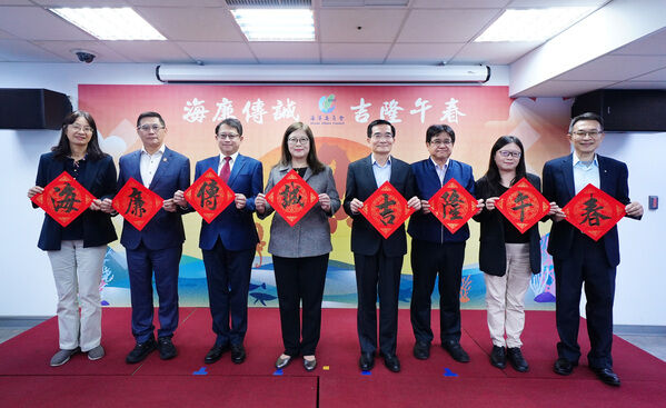 主委與同仁手持春聯拼出活動主題，共同傳遞廉政與新春祝福
