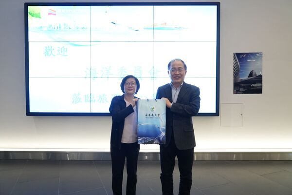 海洋委員會吳副主任委員美紅致贈海洋文宣品予臺灣港務股份有限公司張副總經理展榮