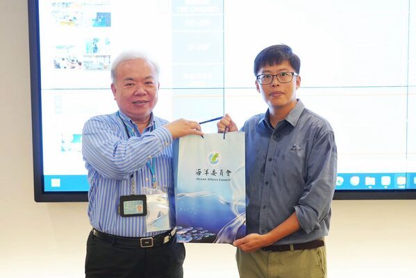 海洋委員會姜主任智庻致贈海洋文宣品予高雄港旅運中心金質獎工程團隊-講師