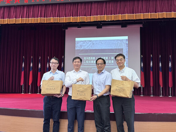 海洋委員會查核小組執行秘書致贈本會文宣紀念品予講師