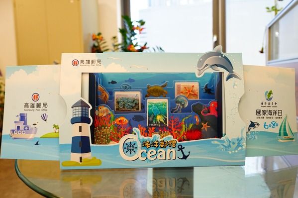 「國家海洋日郵摺」以立體水族箱造型呈現，並有多種海洋生物優游其中，相當吸睛