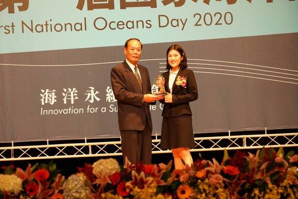 頒獎予第二名國立台灣大學杜晴雯(左海洋委員會李仲威主任委員、右杜晴雯同學)|
