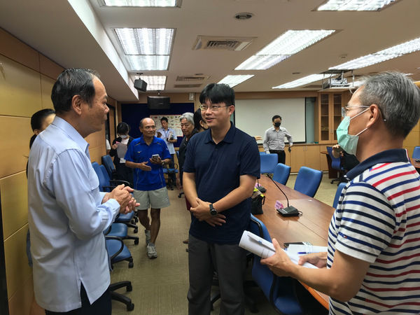 海洋委員會李仲威主任委員(左一)、觀光及城市行銷處王英哲副處長(右一)及市府代表會後議題研討