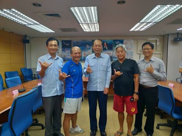 海洋委員會李仲威主任委員(左三)、海巡署北部分署黃民芳分署長(左一)，與開放海洋焦點團體合影