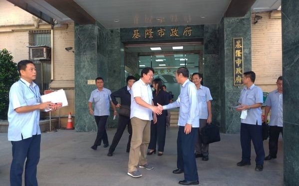 海洋委員會李主任委員(右4)拜會基隆市林右昌市長(左4)