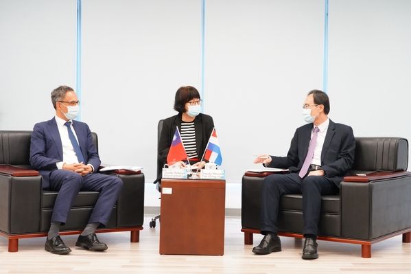 Picture1- Netherlands Office Taipei visits the Ocean Affairs Council (OAC) (Right) Tsai Ching-Piao(蔡清標), Deputy Minister of OAC (Left) Guido Tielman, Representative