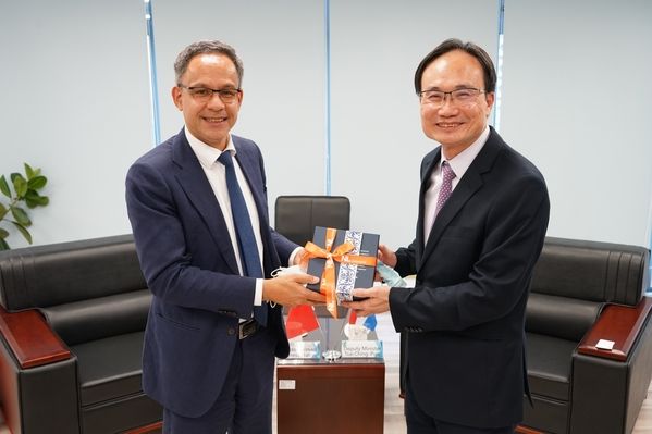 Picture 3- Representative Tielman presents the souvenir to Deputy Minister Tsai.