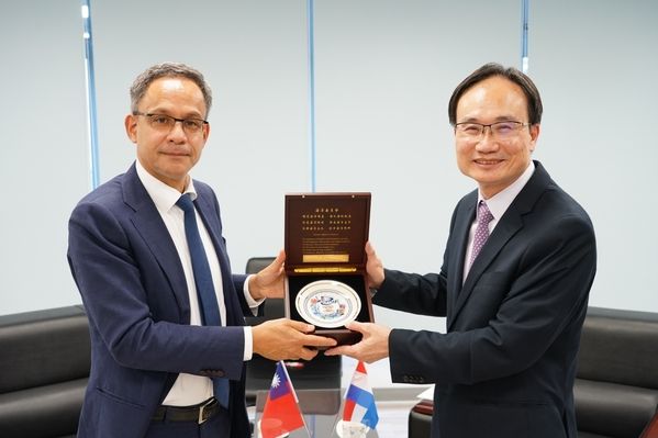 Picture 4- Deputy Minister Tsai presents the souvenir to Representative Tielman.