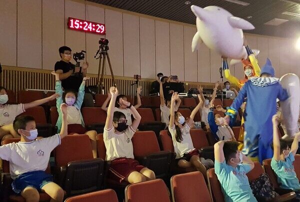 演員跟現場小朋友們一起送白海豚回家