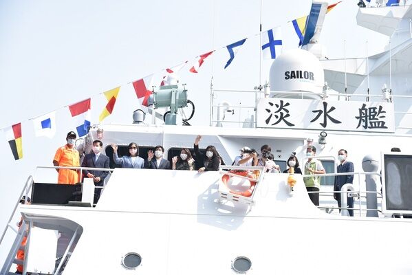 內政委員會委員及與會貴賓登艦參觀