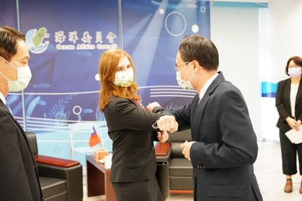 Deputy Minister Tsai (right) welcomes Representative Bloomfield (left) of the Australian Office Taipei.