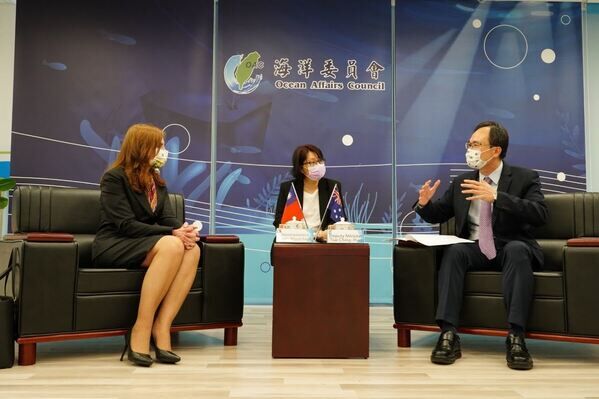 Deputy Minister Tsai (right) and Representative Bloomfield (left) exchange views on enhanced future cooperation.