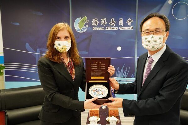 Deputy Minister Tsai (right) presents a memorial tray, a token of appreciation, to Representative Bloomfield (left).