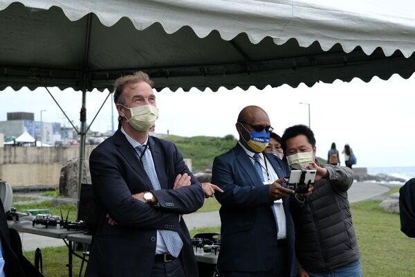 向駐台代表說明無人機操作及實地體驗。|荷蘭在台辦事處 Mr. Rene Beerepoot副代表（左一);巴布亞紐幾內亞駐臺商務代表處 Mr. Tommy Kambu Kunji 代表（左二）|
