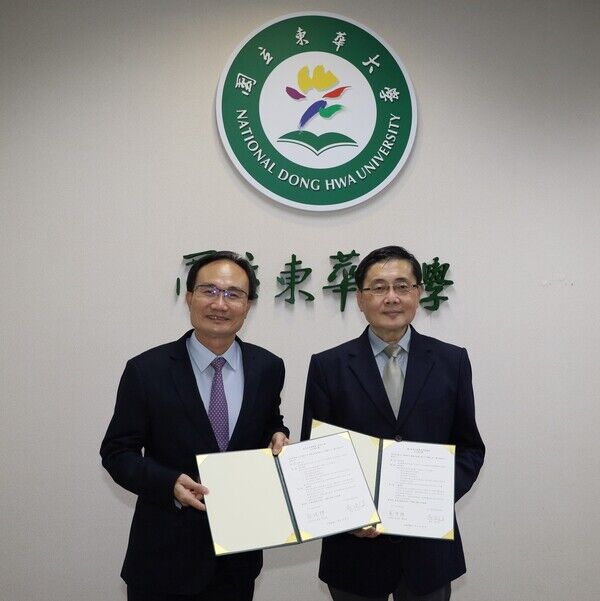 海洋委員會副主委蔡清標（左）與國立東華大學校長趙涵捷（右）簽署合作備忘錄