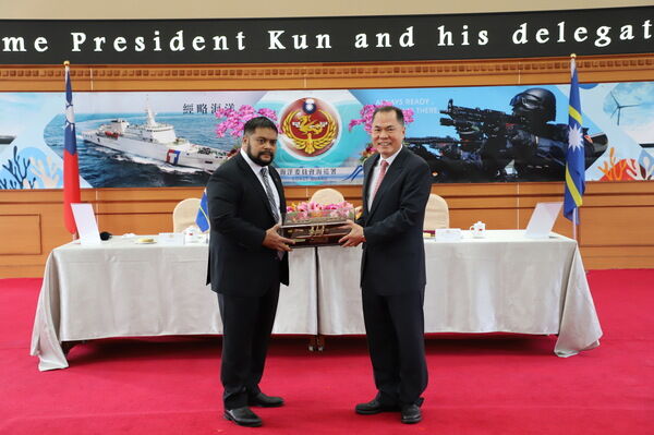 諾國昆總統（左）致贈禮品予海洋委員會代理主任委員周美伍（右）