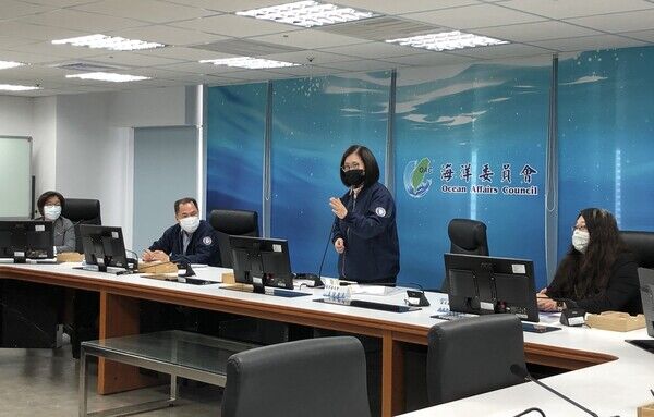 管主委召開第一次主管會報2(中：管碧玲主任委員、左2：周美伍政務副主任委員、右1：洪文玲政務副主任委員、左1：吳美紅常務副主任委員)