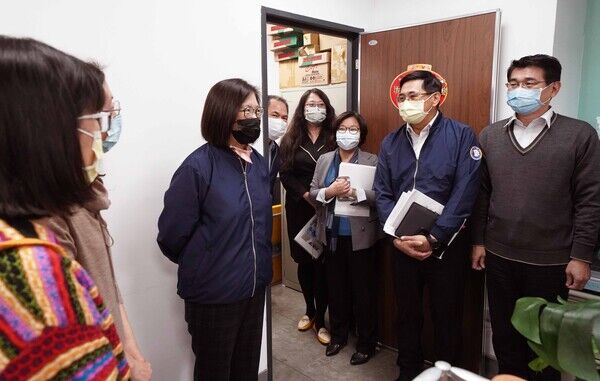 管主委至各辦公室與同仁互動(左3：管碧玲主任委員、右5：周美伍政務副主任委員、右4：洪文玲政務副主任委員、右3：吳美紅常務副主任委員)