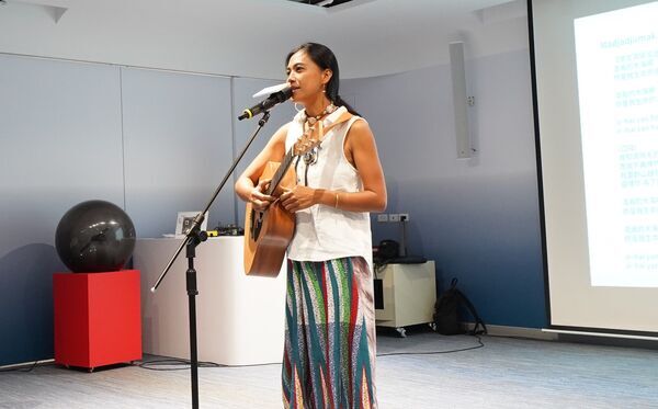 Singer-songwriter Dai Xiaojun performed live at the press conference.