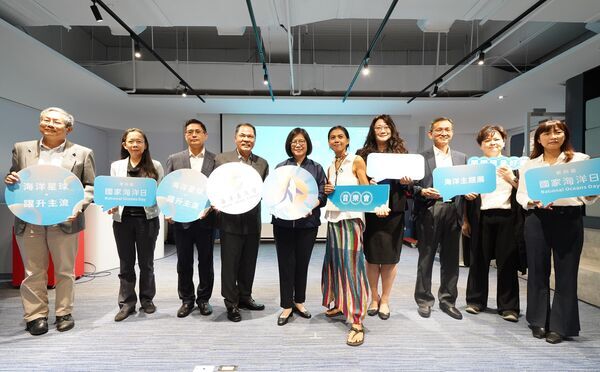 A group photo at the press conference of the 4th National Oceans Day event.