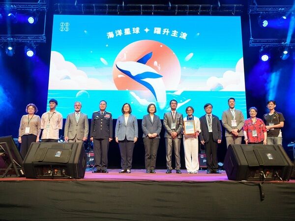 President Tsai Ing-wen awarded the Coast Guard Medal to the Captain Wu Zheng-yi of the fishing vessel Ying Rong 638.