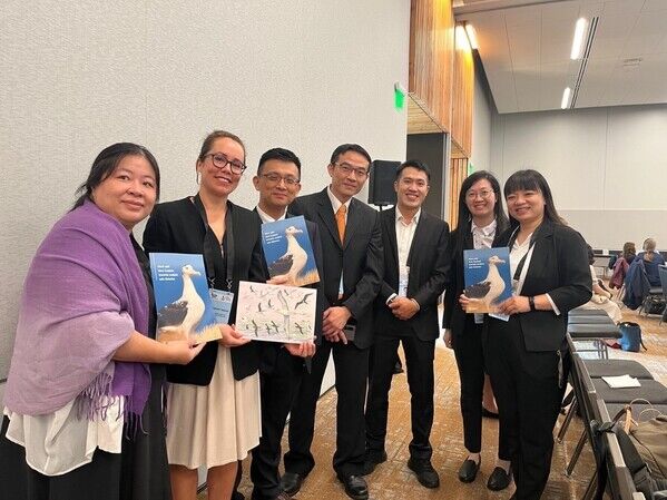 圖片2 我團與紐西蘭代表洽談海鳥保育事宜合影