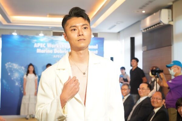 海巡署同仁著海廢製成的服裝走秀 (2)