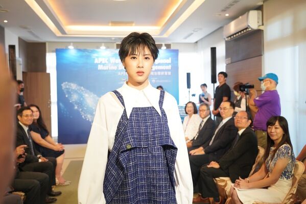 海巡署同仁著海廢製成的服裝走秀 (4)