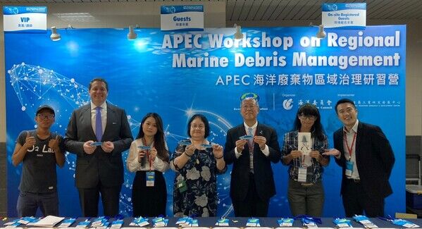 駐台使節與代表一同彩繪海廢魚磁鐵
