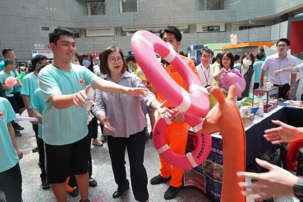 管碧玲主任委員和學生一起進行海巡救生體驗