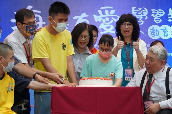 Minister Kuan celebrates Teachers' Day with teachers and students