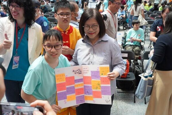 Kaohsiung Special Education School students express their gratitude to Minister Kuan by presenting a handmade card