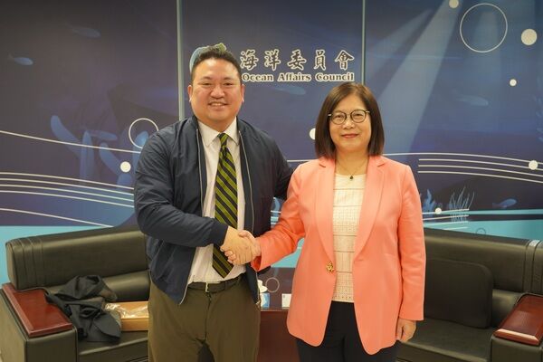 林博智執行長穿上管主委致贈海廢回收再利用之特製夾克並合影留念