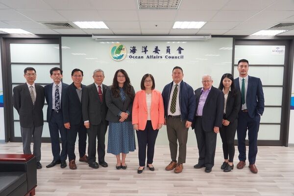 管主任委員、洪政務副主任委員、與台灣美國商會林博智執行長一行合影留念