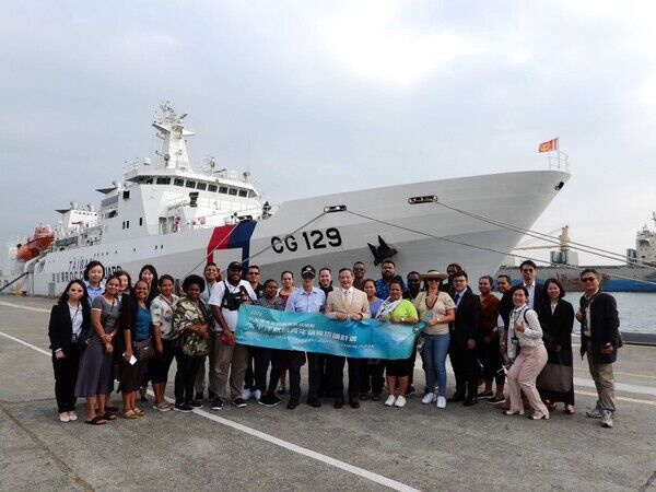 海巡署艦隊分署南部地區機動海巡隊呂家富隊長與太平洋島國青年領袖培訓計畫訪團於高雄艦前合影